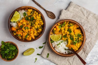 Vegan tatlı patates nohut ahşap kapta köri 