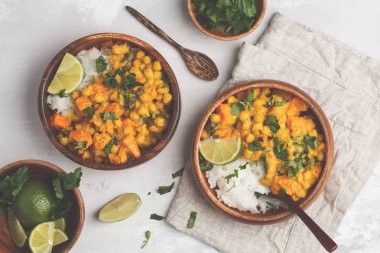Vegan tatlı patates nohut ahşap kapta köri