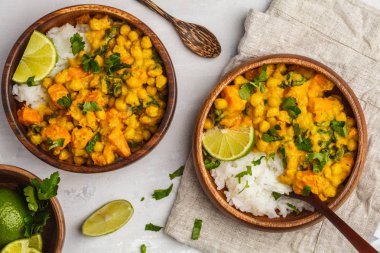Vegan tatlı patates nohut ahşap kapta köri 