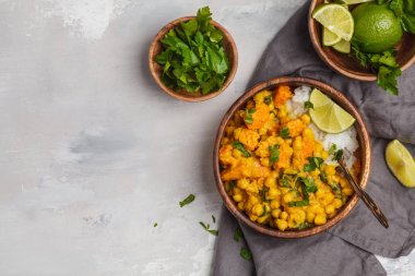 Vegan tatlı patates nohut ahşap kapta köri 