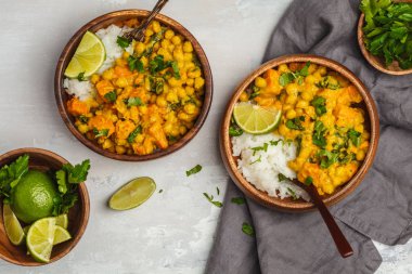 Vegan tatlı patates nohut ahşap kapta köri 