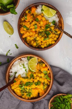 Vegan tatlı patates nohut ahşap kapta köri 