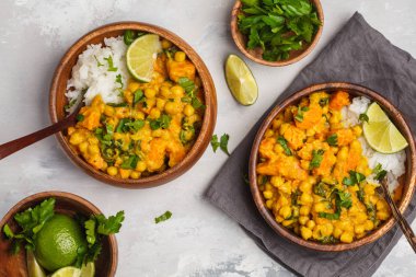 Vegan tatlı patates nohut ahşap kapta köri