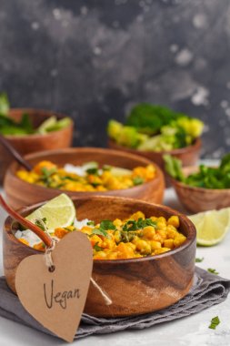 Vegan tatlı patates nohut ahşap kapta köri 