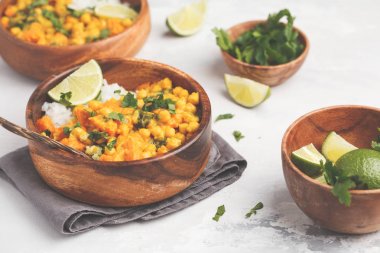 Vegan tatlı patates nohut ahşap kapta köri 