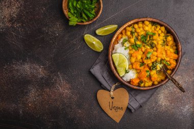 Ahşap kase bir kara günü vegan tatlı patates nohut köri 