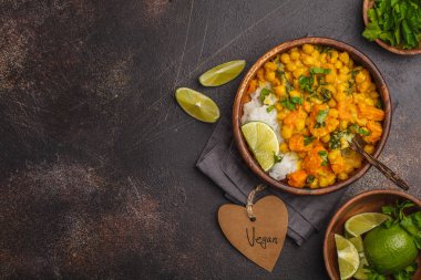 Ahşap kase bir kara günü vegan tatlı patates nohut köri 
