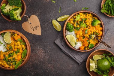 Ahşap kase bir kara günü vegan tatlı patates nohut köri 