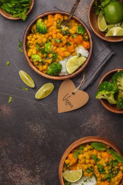 Ahşap kase bir kara günü vegan tatlı patates nohut köri 