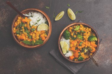 Ahşap kase bir kara günü vegan tatlı patates nohut köri 