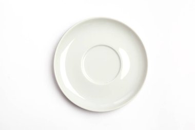 Beyaz arka plan üzerinde üstten görünüm izole beyaz fincan tabağı (plaka).