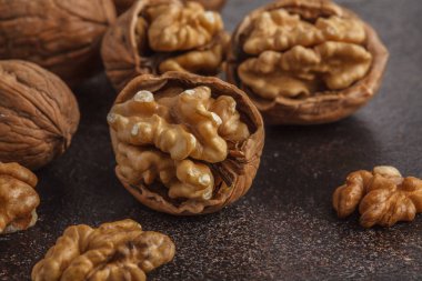 Ceviz kabuğu koyu bir beton zemin üzerine. 