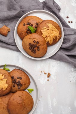 Vegan aquafaba fıstık ezmesi kurabiye keçiboynuzu ve çikolata ile 