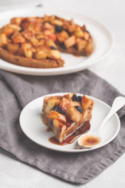 Vegan elmalı turta tarçın, Kuru üzüm ve karamel