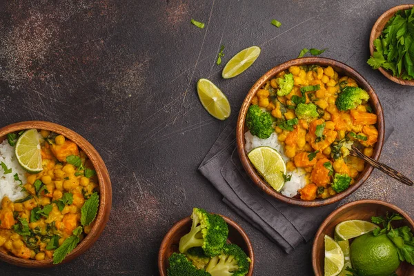 Ahşap kase bir kara günü vegan tatlı patates nohut köri 