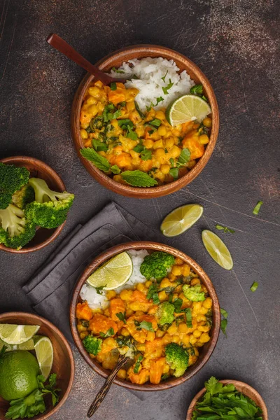 Ahşap kase bir kara günü vegan tatlı patates nohut köri 