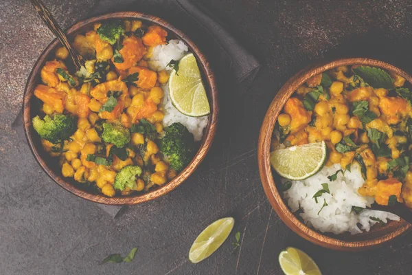 Ahşap kase bir kara günü vegan tatlı patates nohut köri 