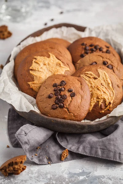 Веганское печенье с арахисовым маслом с рожком и шоколадом — стоковое фото