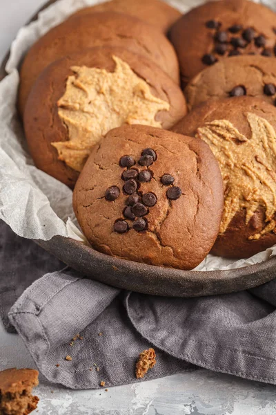 Веганское печенье с арахисовым маслом с рожком и шоколадом — стоковое фото