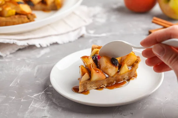 Piece of vegan apple pie with cinnamon, raisins and caramel — Stock Photo, Image