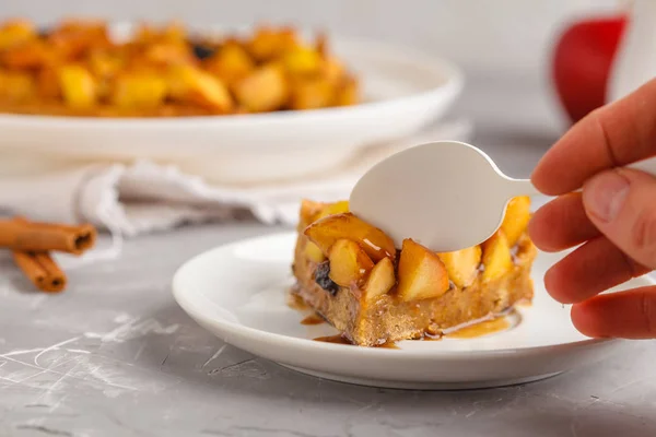 Шматочок веганського яблучного пирога з корицею, родзинками та карамеллю — стокове фото