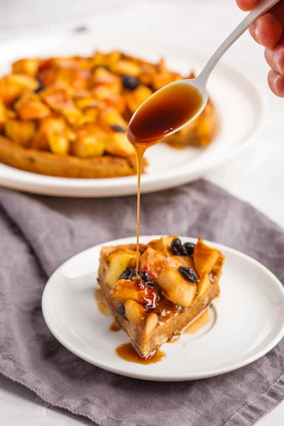 Vegan apple pie with cinnamon, raisins and caramel — Stock Photo, Image