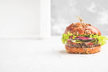 Vegan fasulye burger sebze ve domates sosu, kopya alanı ile, 