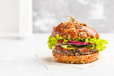 Vegan fasulye burger sebze ve domates sosu, kopya alanı ile, 