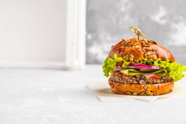 Vegan fasulye burger sebze ve domates sosu, kopya alanı ile, 