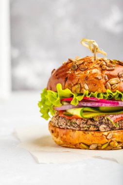 Vegan fasulye burger sebze ve domates sosu, kopya alanı ile, 