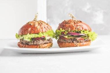 Vegan fasulye Burger sebze ve domates sosu ile 