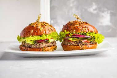 Vegan fasulye Burger sebze ve domates sosu ile 