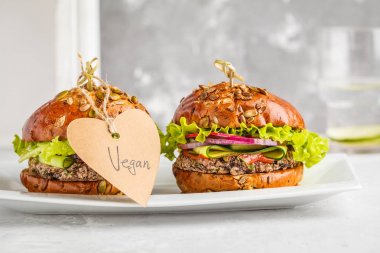 Vegan fasulye Burger sebze ve domates sosu ile 