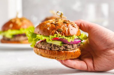 Vegan fasulye burger sebze ve domates sosu el