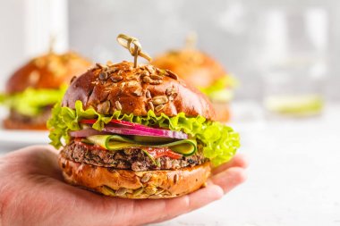 Vegan fasulye burger sebze ve domates sosu el