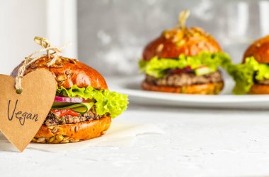 Vegan fasulye Burger sebze ve domates sosu ile