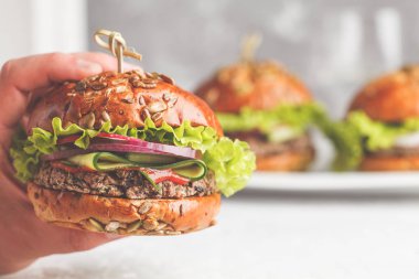 Vegan fasulye burger sebze ve domates sosu el