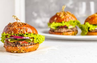 Vegan fasulye Burger sebze ve domates sosu ile 