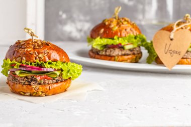 Vegan fasulye Burger sebze ve domates sosu ile 