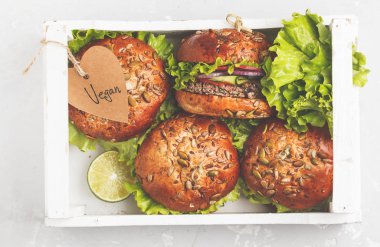 Vegan fasulye burger sebze ve domates sosu