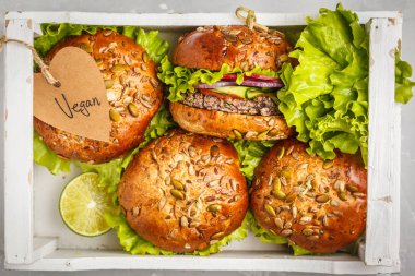 Vegan fasulye burger sebze ve domates sosu 