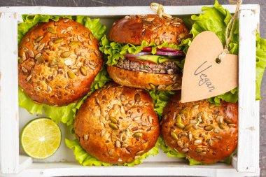 Vegan fasulye burger sebze ve domates sosu 