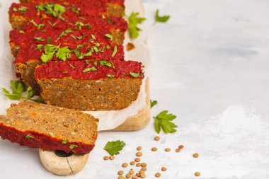 Vejetaryen Mercimek Güveç sebze ve domates sosu ile