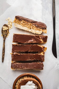 Hindistan cevizi oat çiğ vegan barlar. Üstten Görünüm, açık renkli