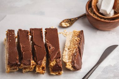 Hindistan cevizi-yulaflı çiğ vegan kek. Üstten Görünüm, açık renkli