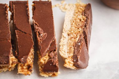 Hindistan cevizi-yulaflı çiğ vegan kek. Üstten Görünüm, açık renkli