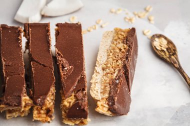 Hindistan cevizi oat çiğ vegan barlar. Üstten Görünüm, açık renkli