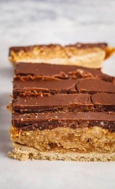 Hindistan cevizi oat çiğ vegan kek çikolata ile dilimlenmiş. 