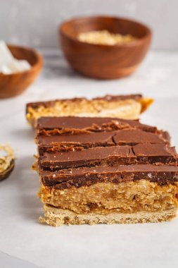 Hindistan cevizi oat çiğ vegan kek çikolata ile dilimlenmiş. 