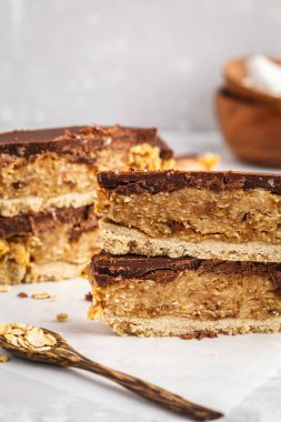 Çikolata ile Hindistan cevizi oat çiğ vegan barlar. 